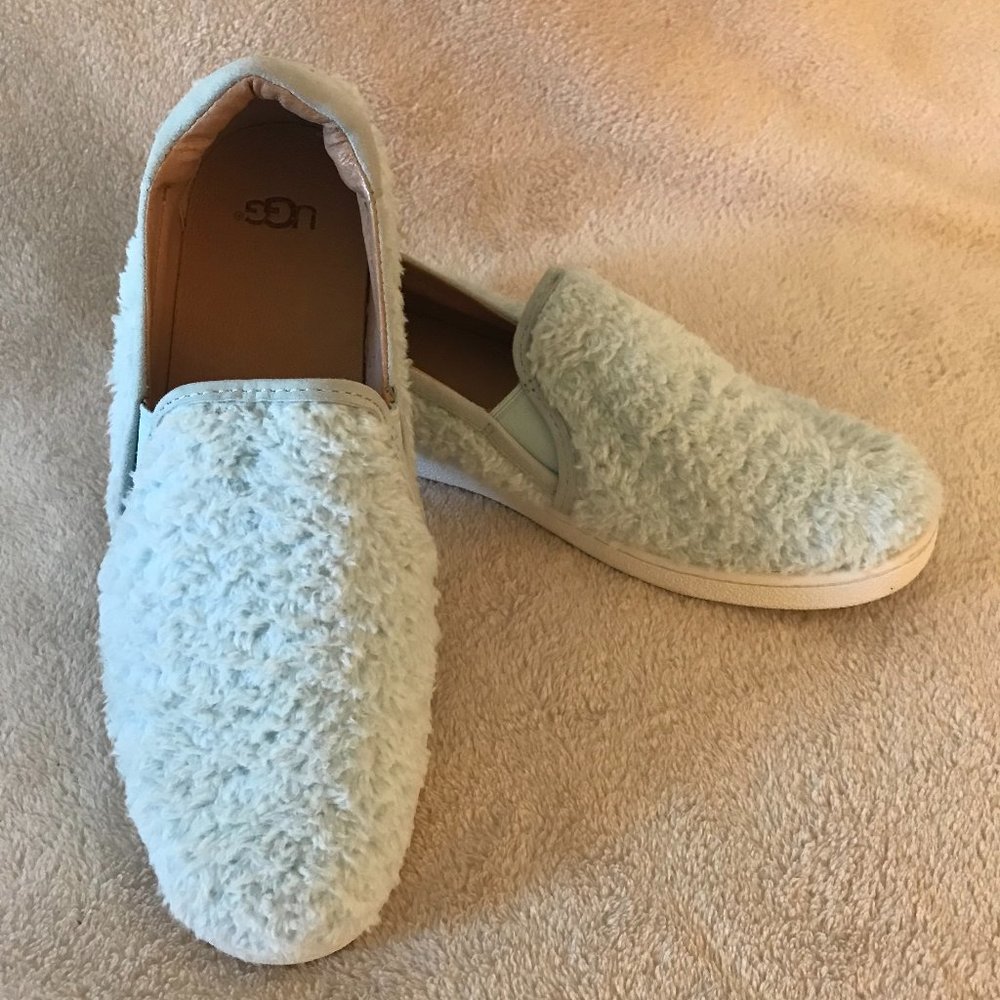 UGG WOMEN"S FUZZY FLAT SLIP-ON SLIPPERS Size 8 in color BLUE